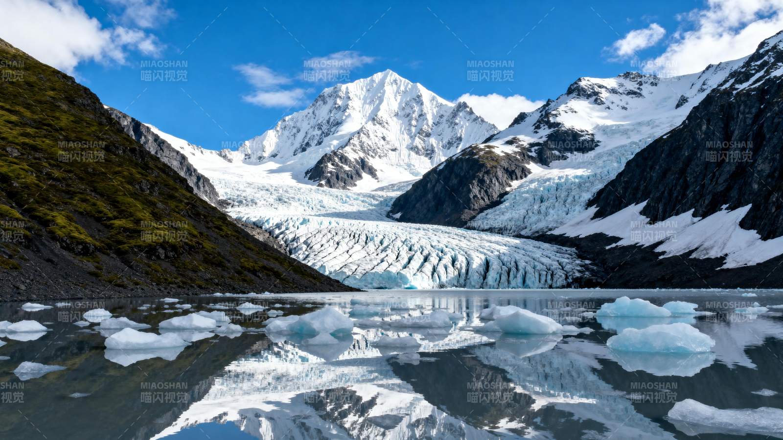 雪山冰湖倒影图片