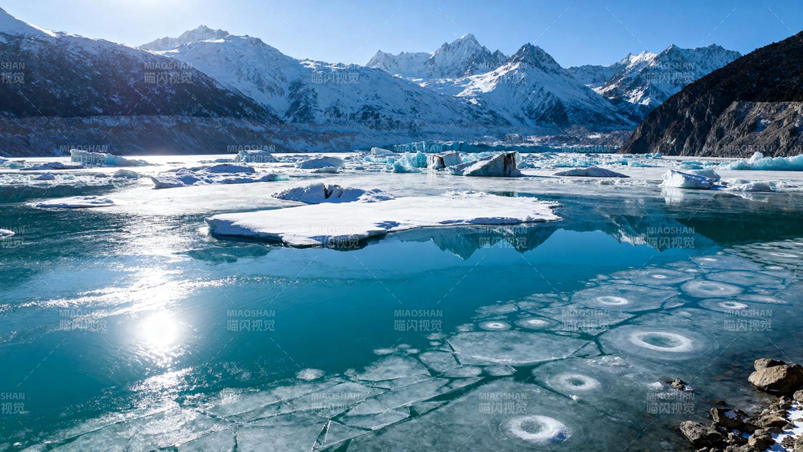 冰湖映雪山图片