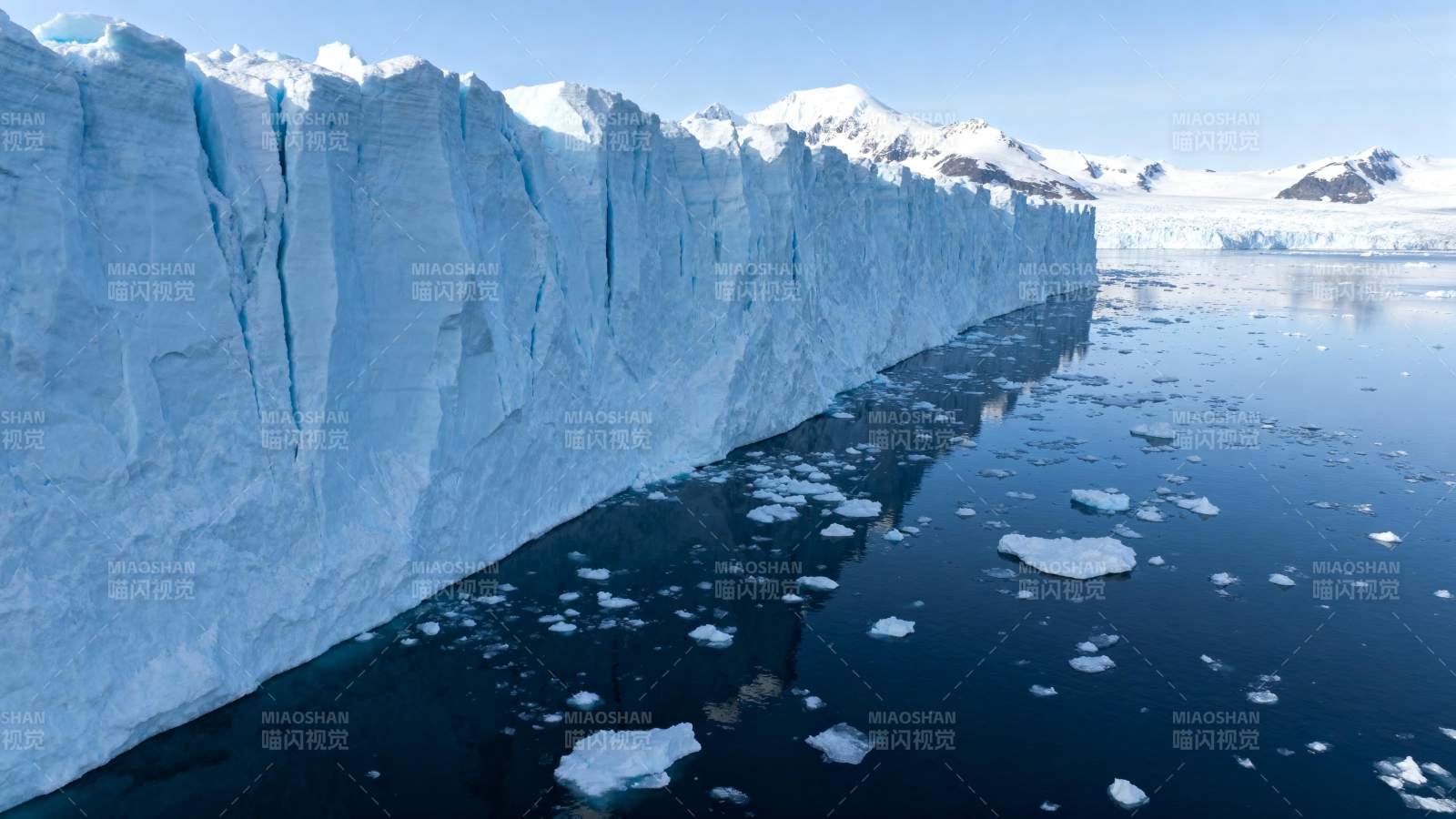 冰川映水 静谧极地图片