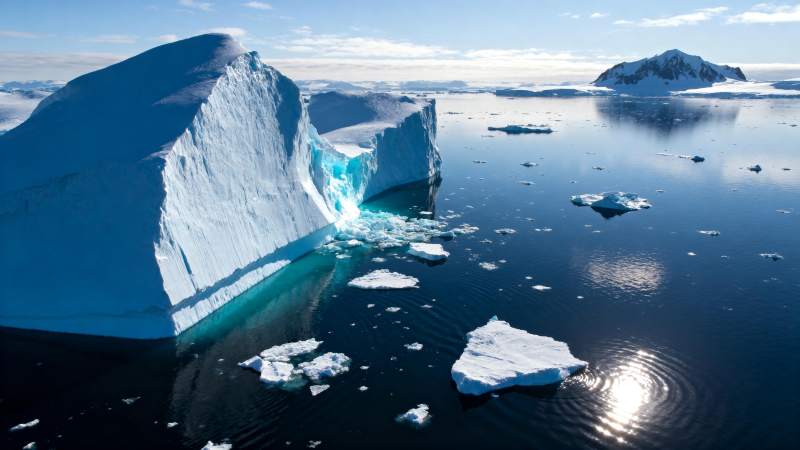 冰山映水 静谧极地图片