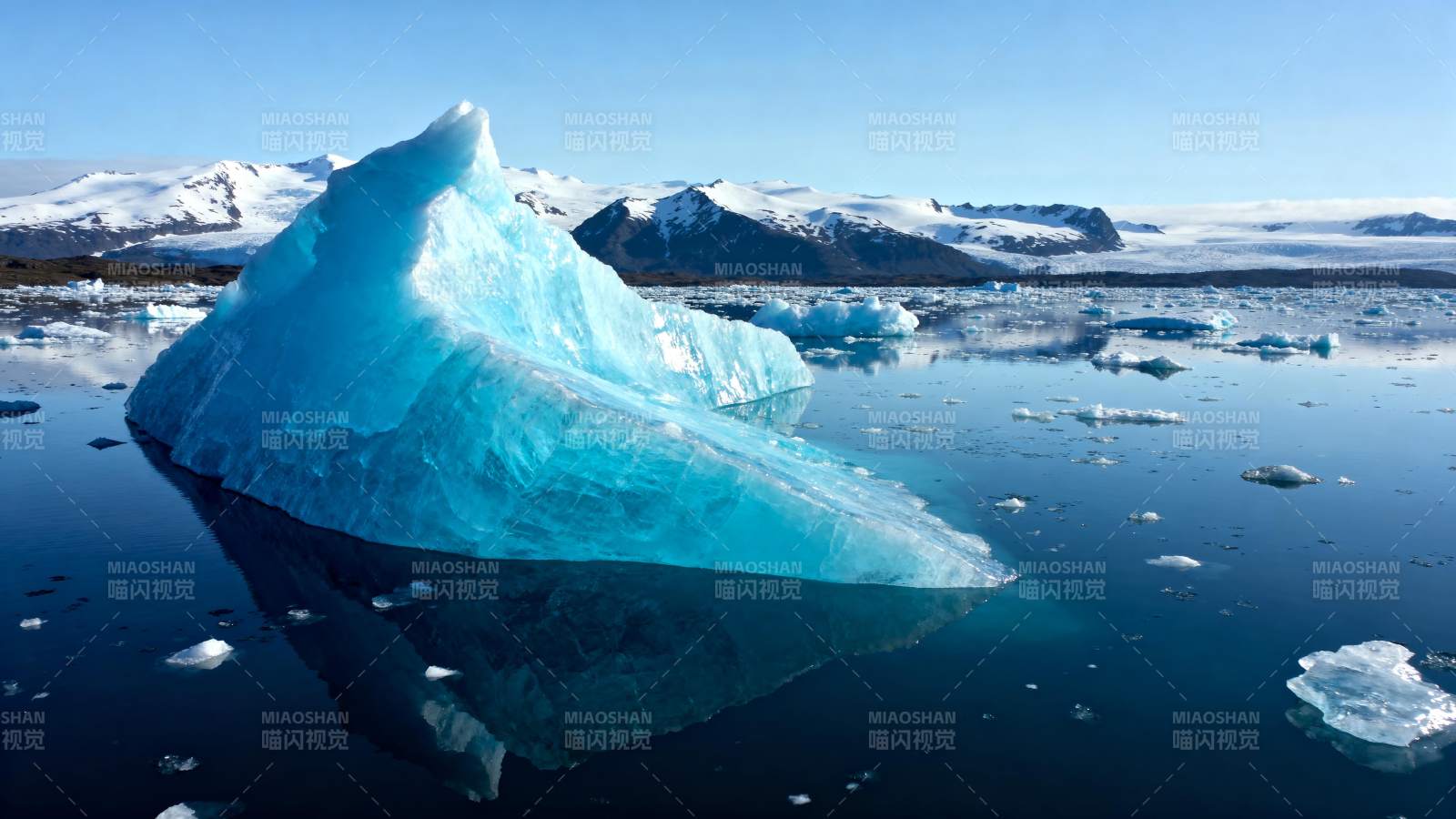冰山映碧海图片
