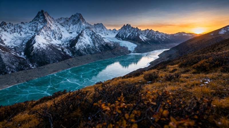 雪山湖畔日出图片