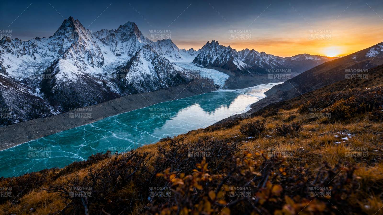 雪山湖畔日出图片