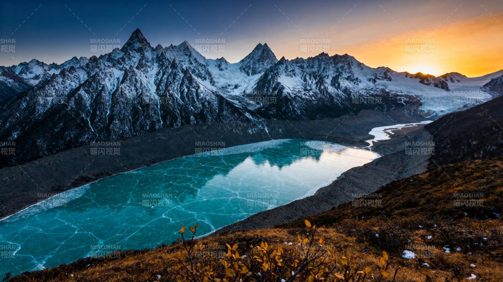 雪山湖畔日出图片