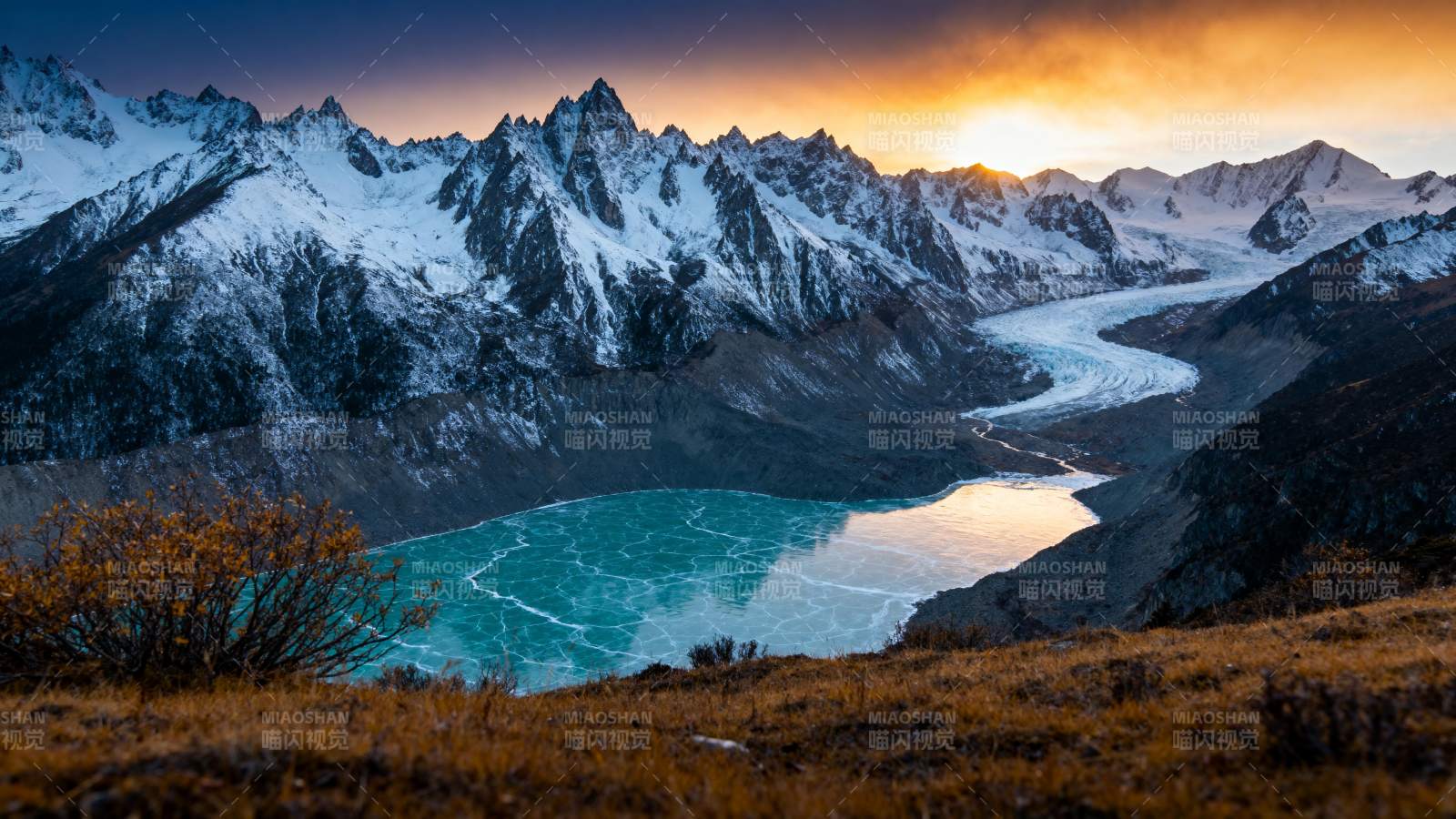 雪山湖畔日出美景图片