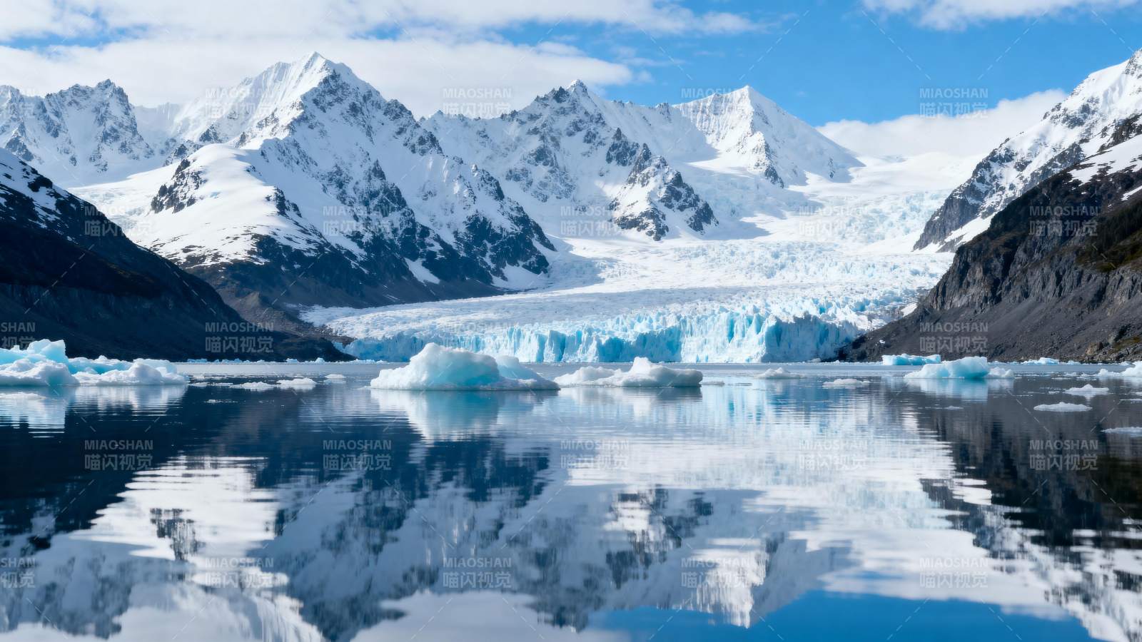 雪山倒影湖面图片