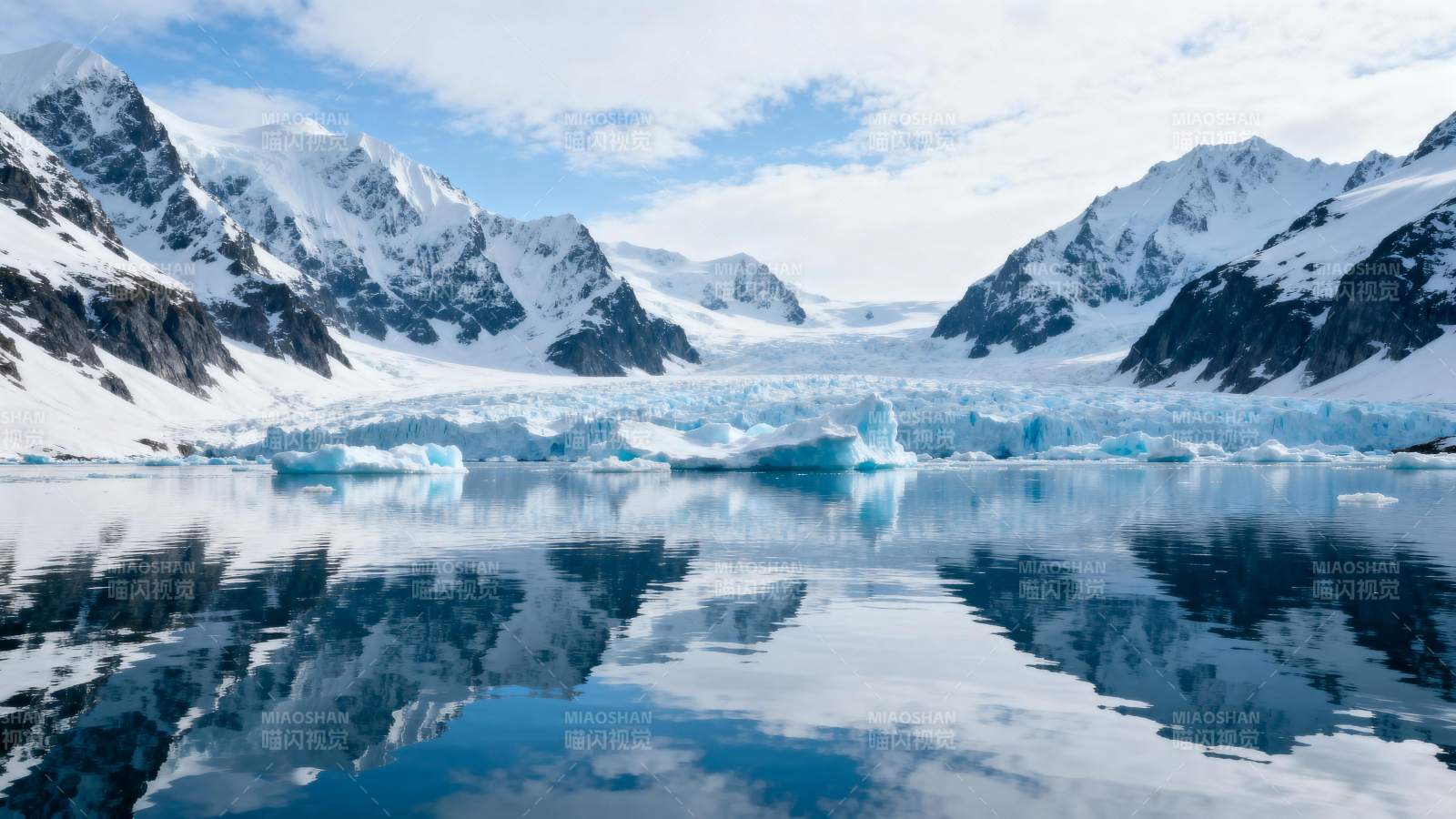 雪山倒影湖面图片