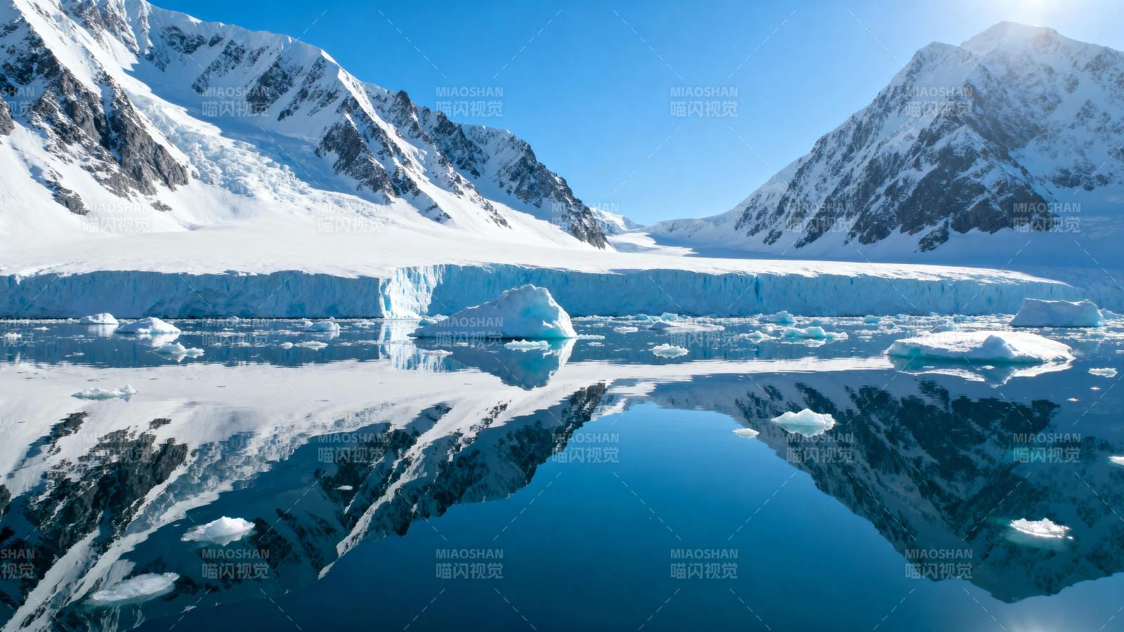 雪山倒影湖中图片