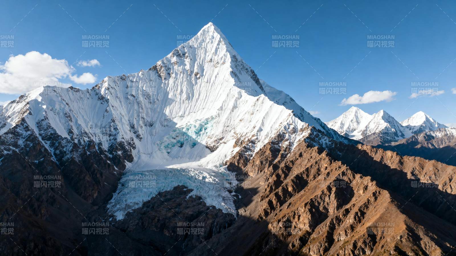 雪山巍峨壮丽图片