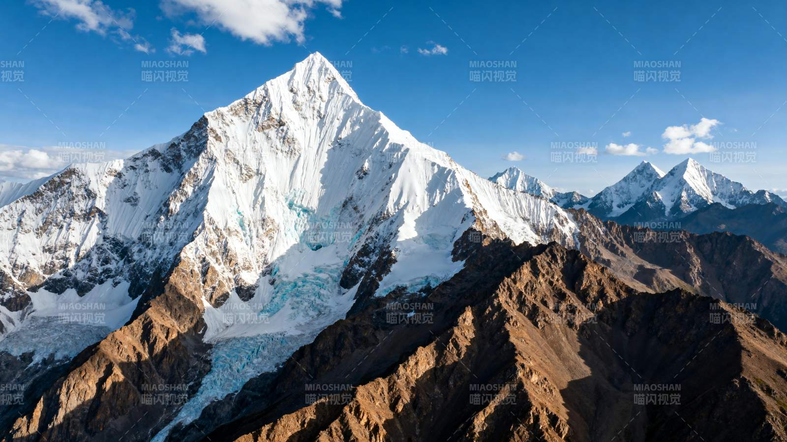 雪山巍峨入云图片