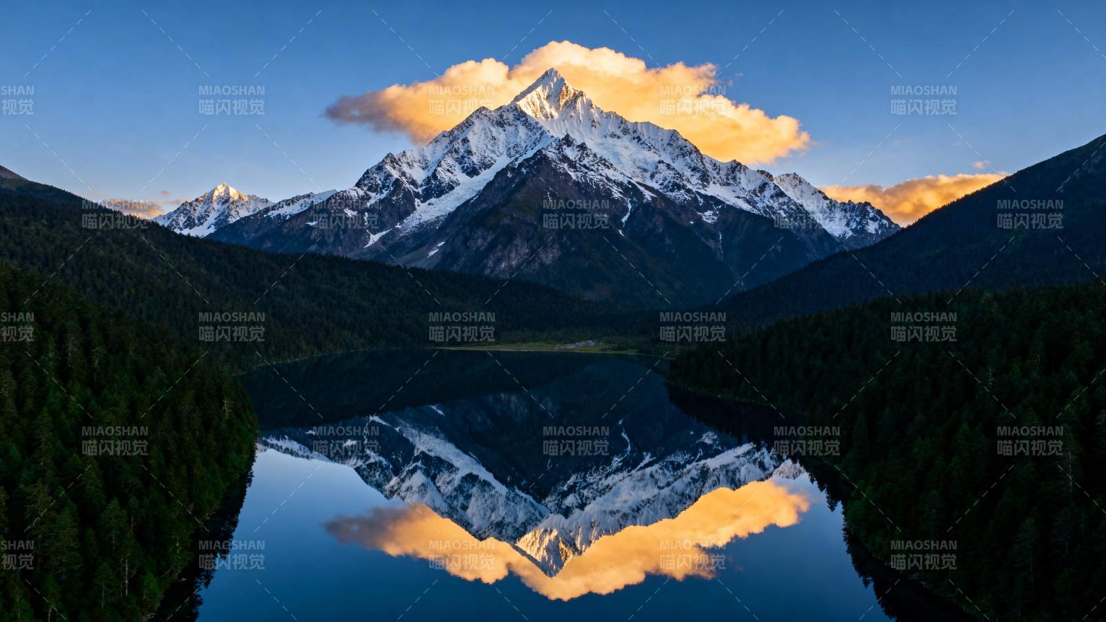 雪山倒影湖中图片