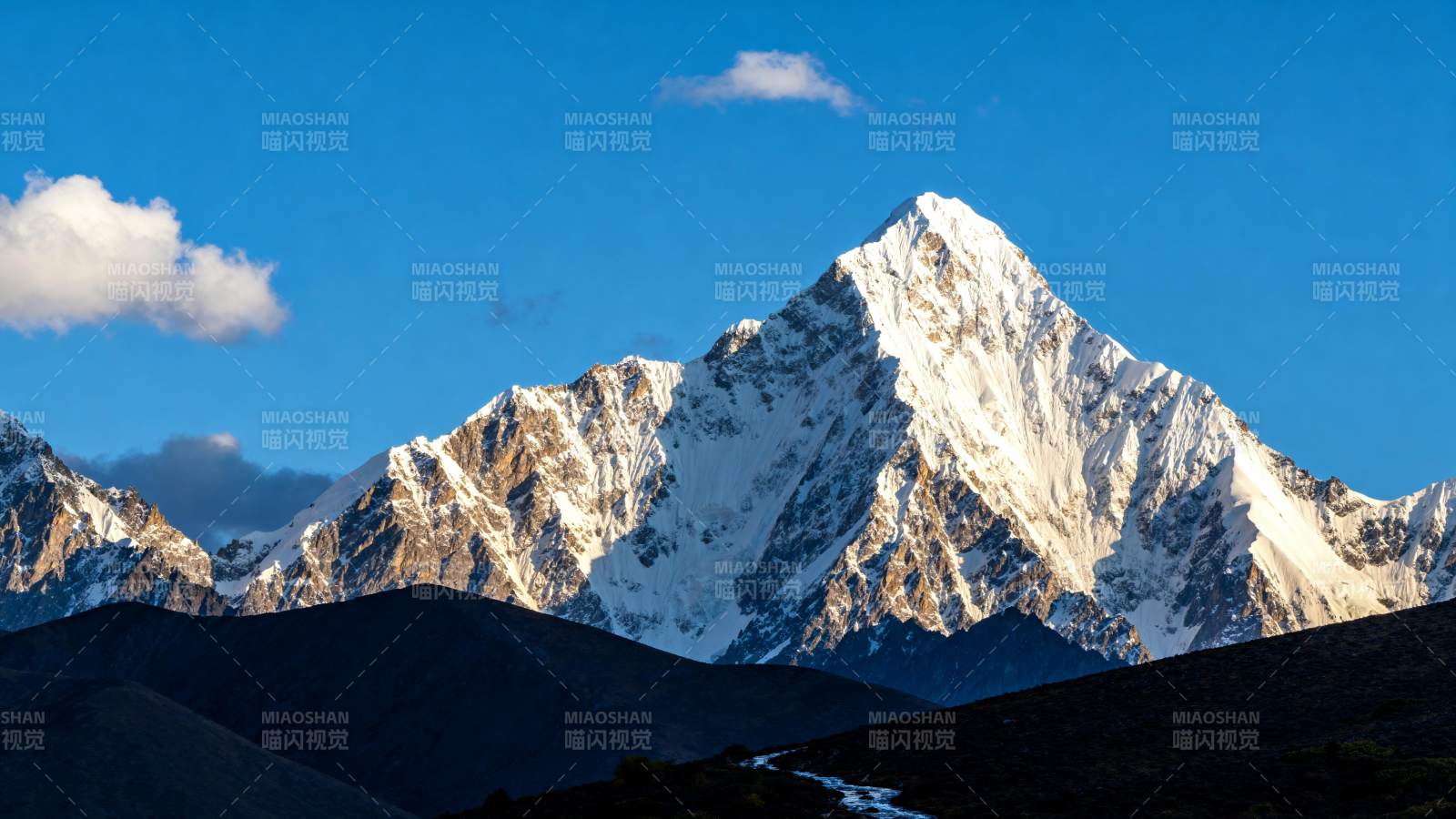 雪山巍峨映蓝天图片