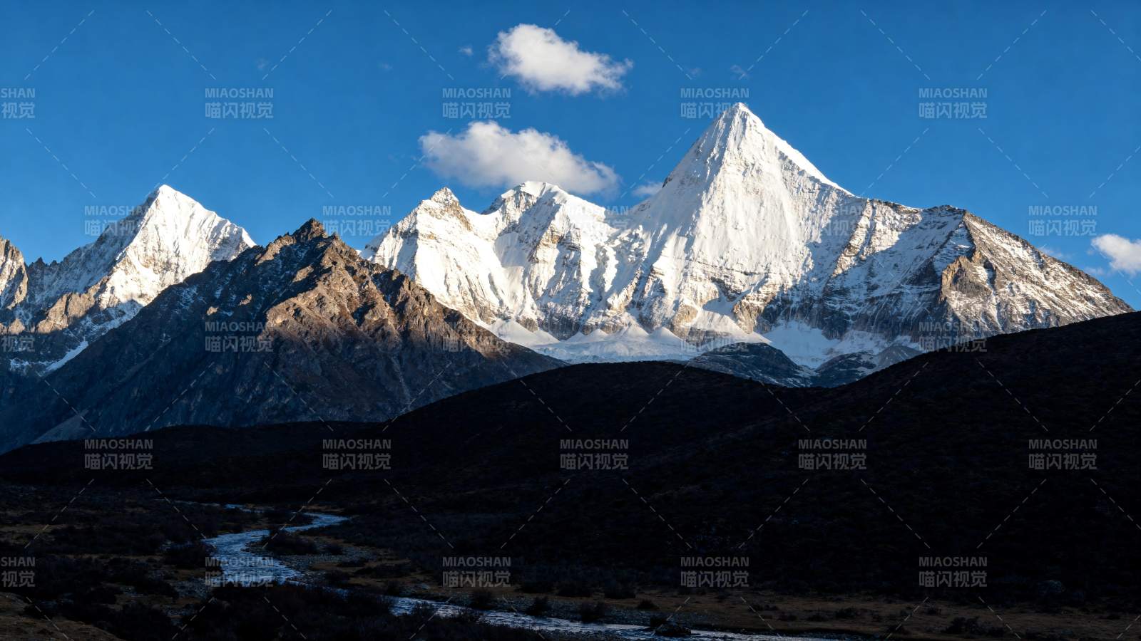 雪山巍峨 冰川流淌图片