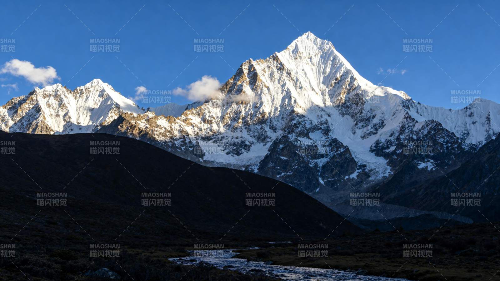 雪山巍峨 蓝天映衬图片