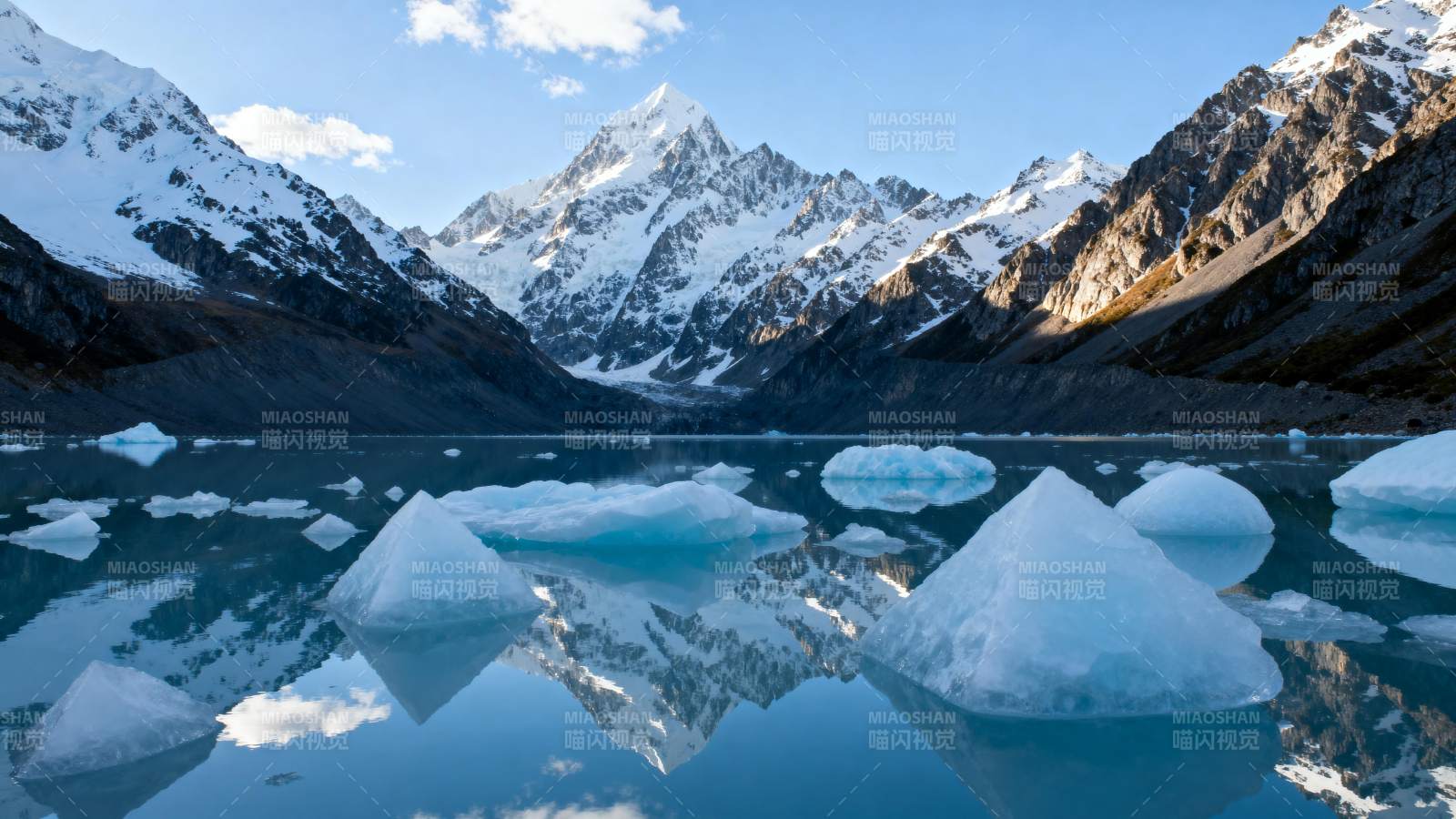 雪山冰湖倒影图片