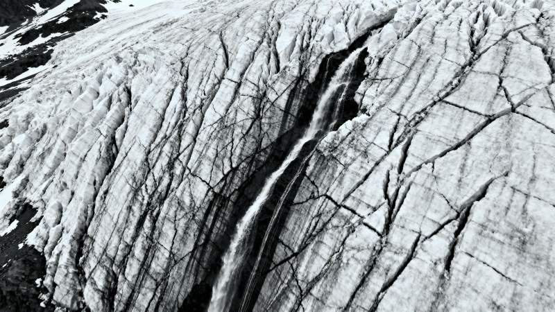 冰川裂缝航拍图片