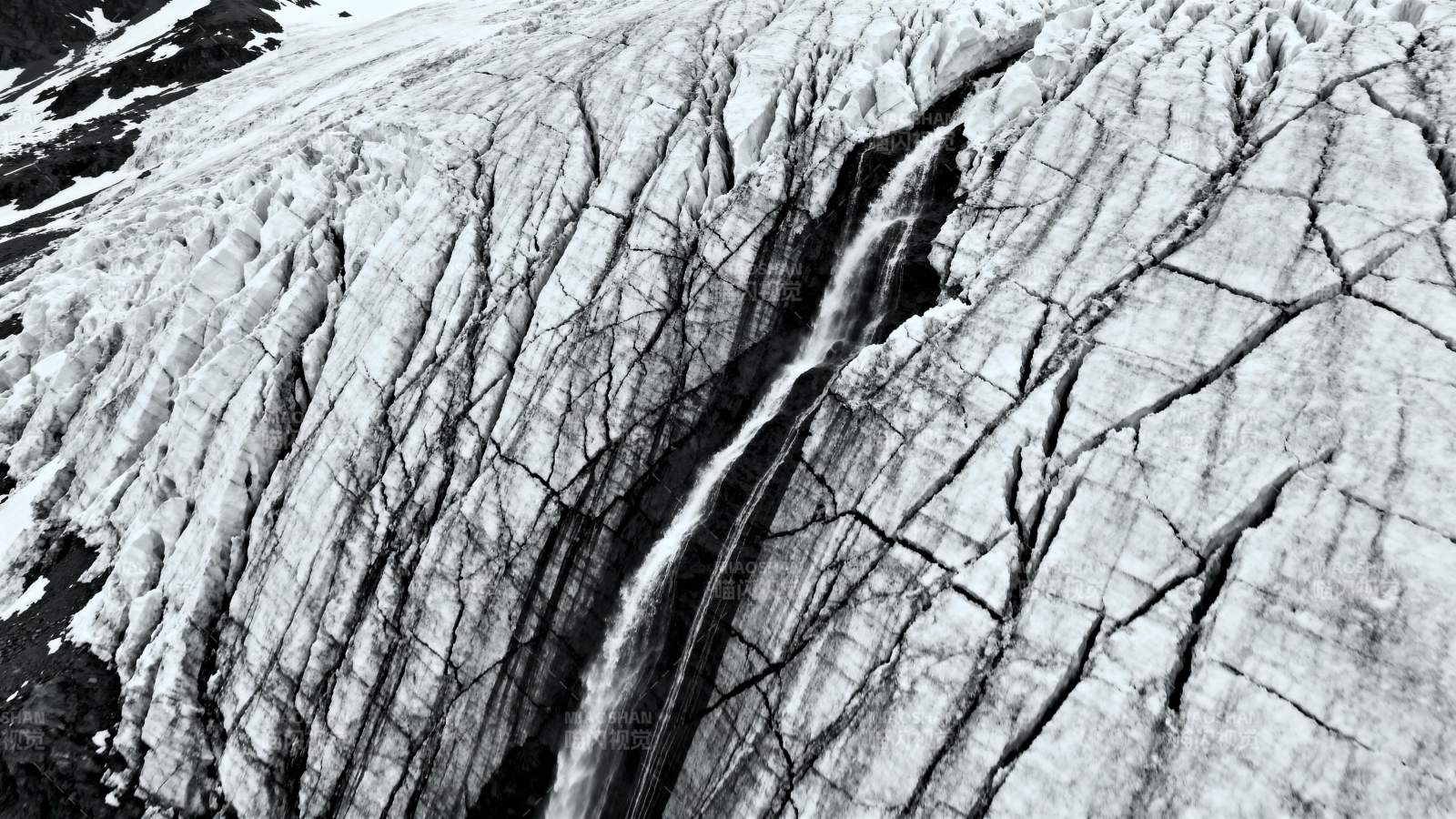 冰川裂缝航拍图片