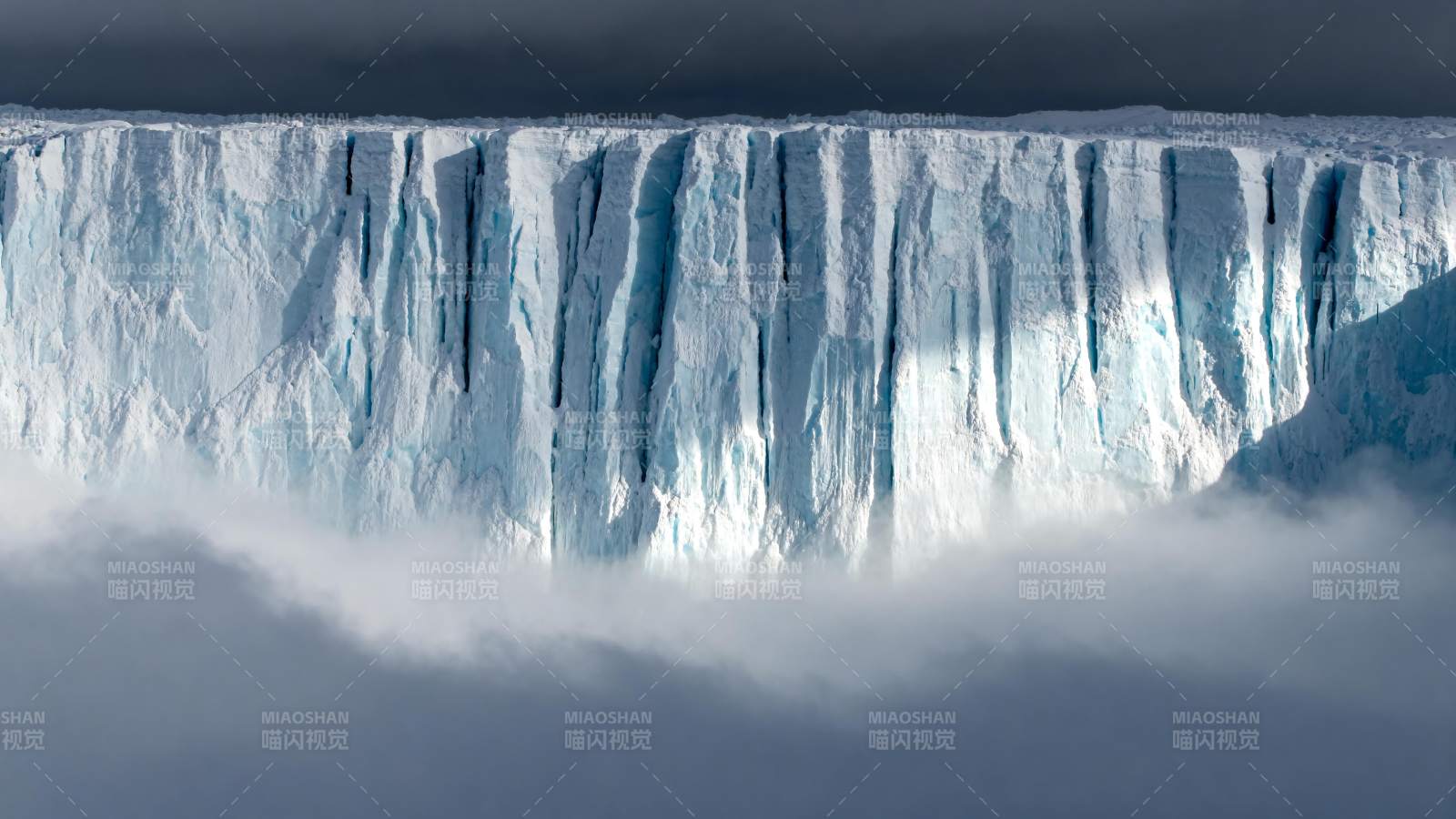 冰崖悬空 云雾缭绕图片