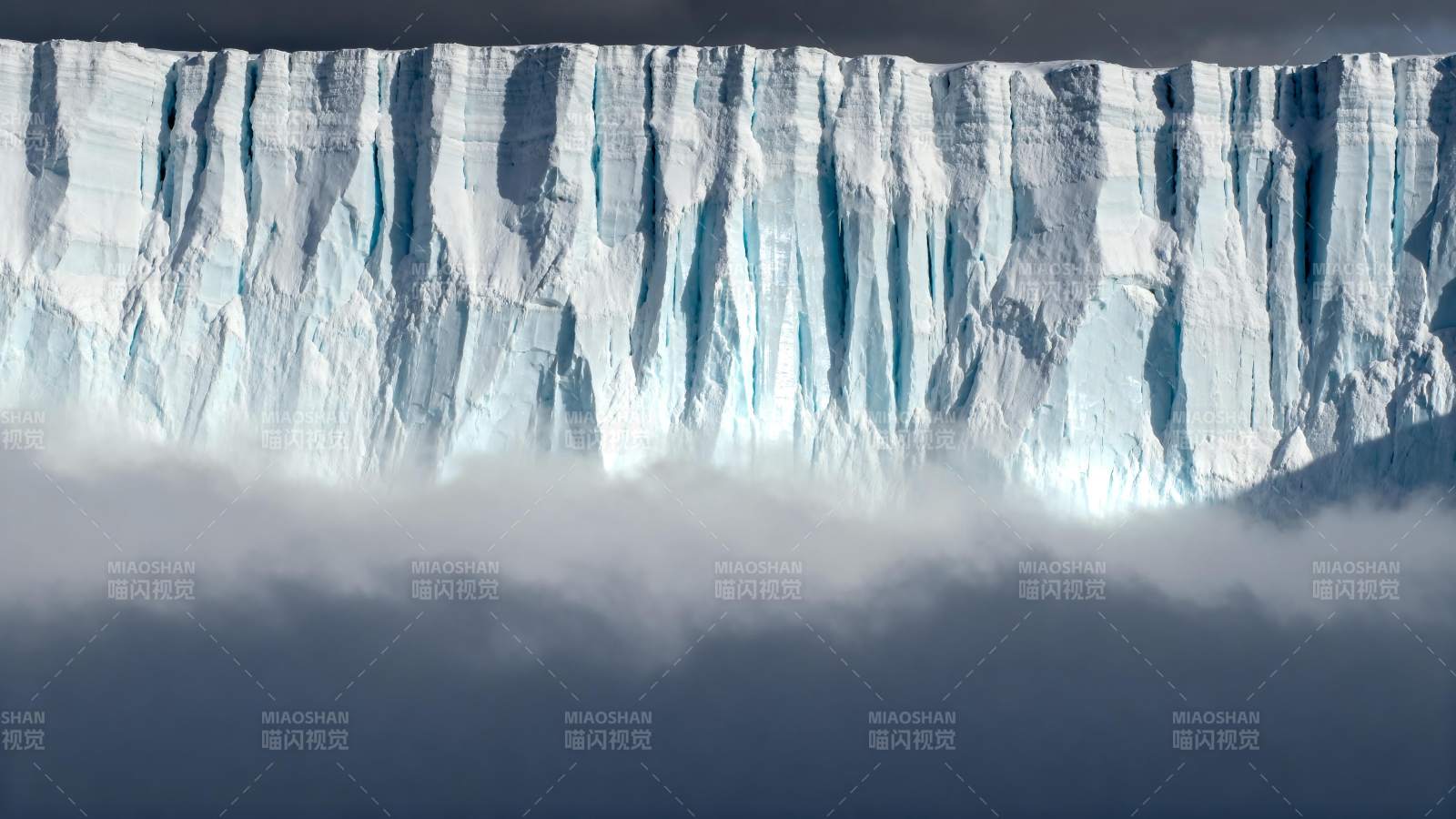 冰川峭壁云雾缭绕图片