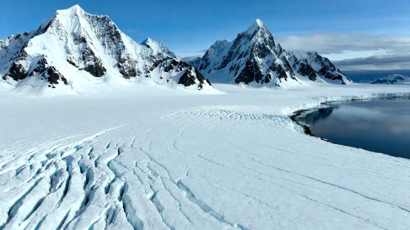 雪山雪原湖景图片