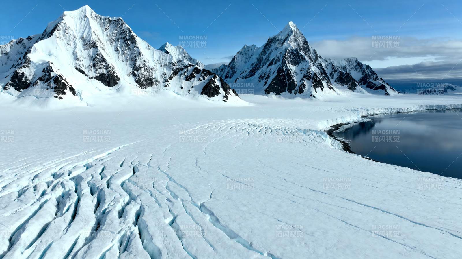 雪山雪原湖景图片