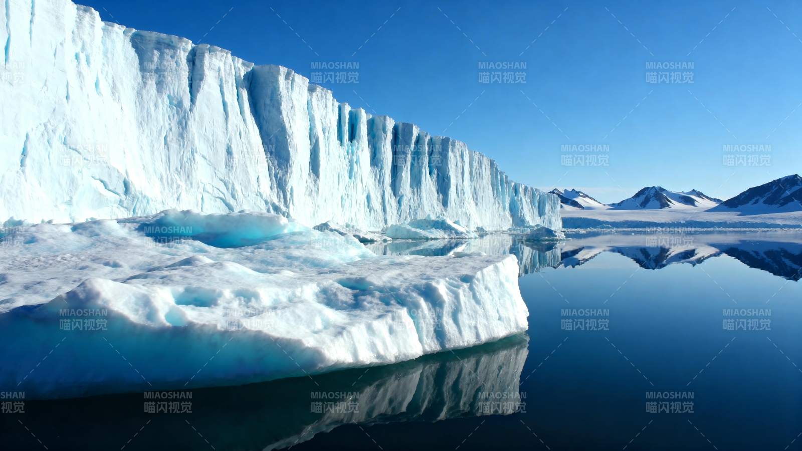 冰川倒影静谧湖图片