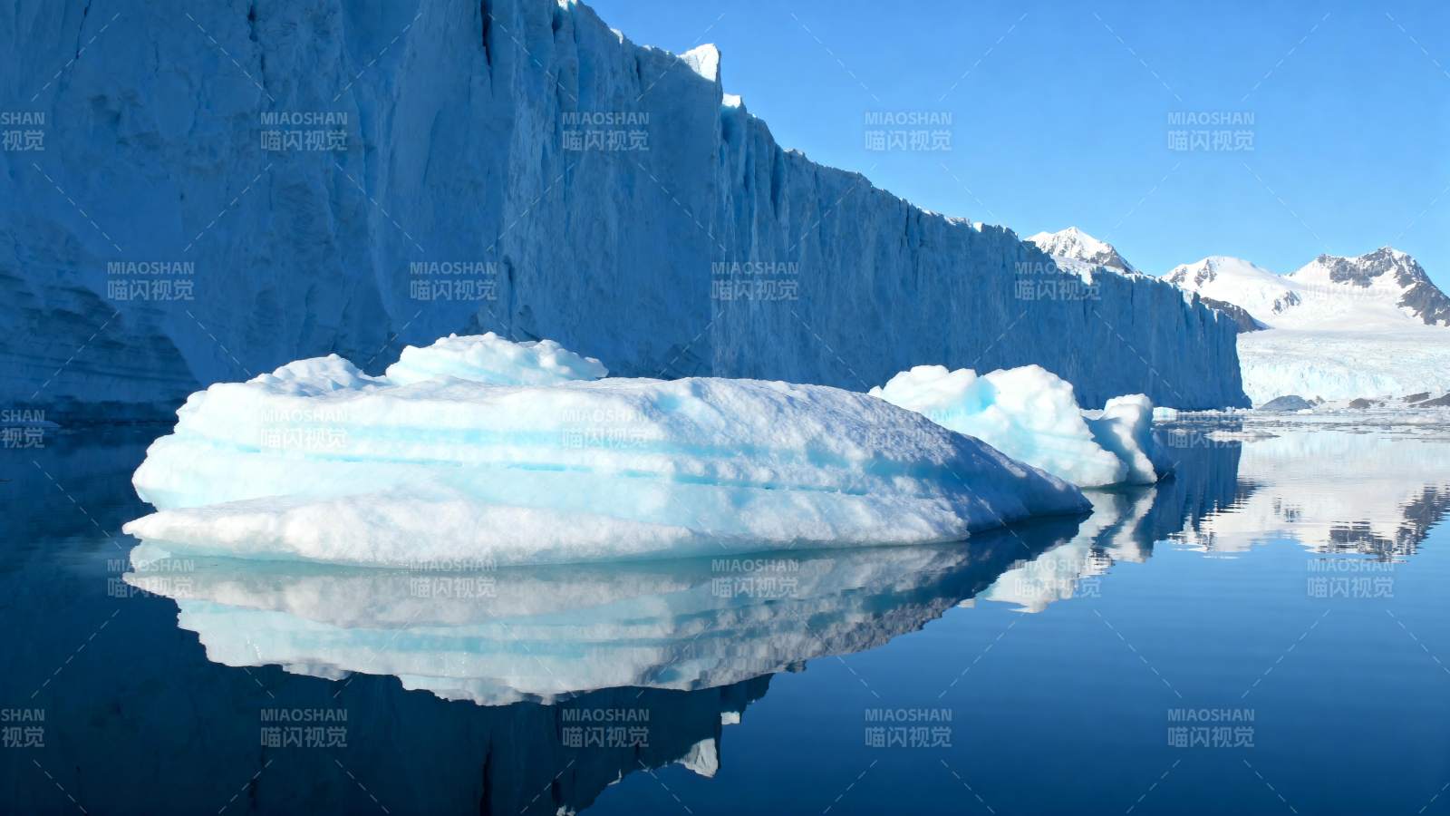 冰川倒影 静谧如画图片