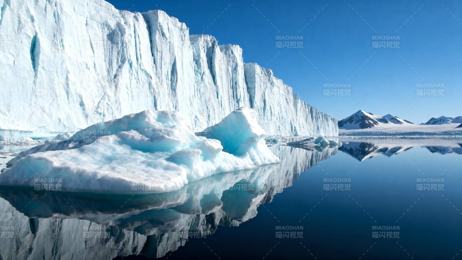 冰川倒影静谧湖图片