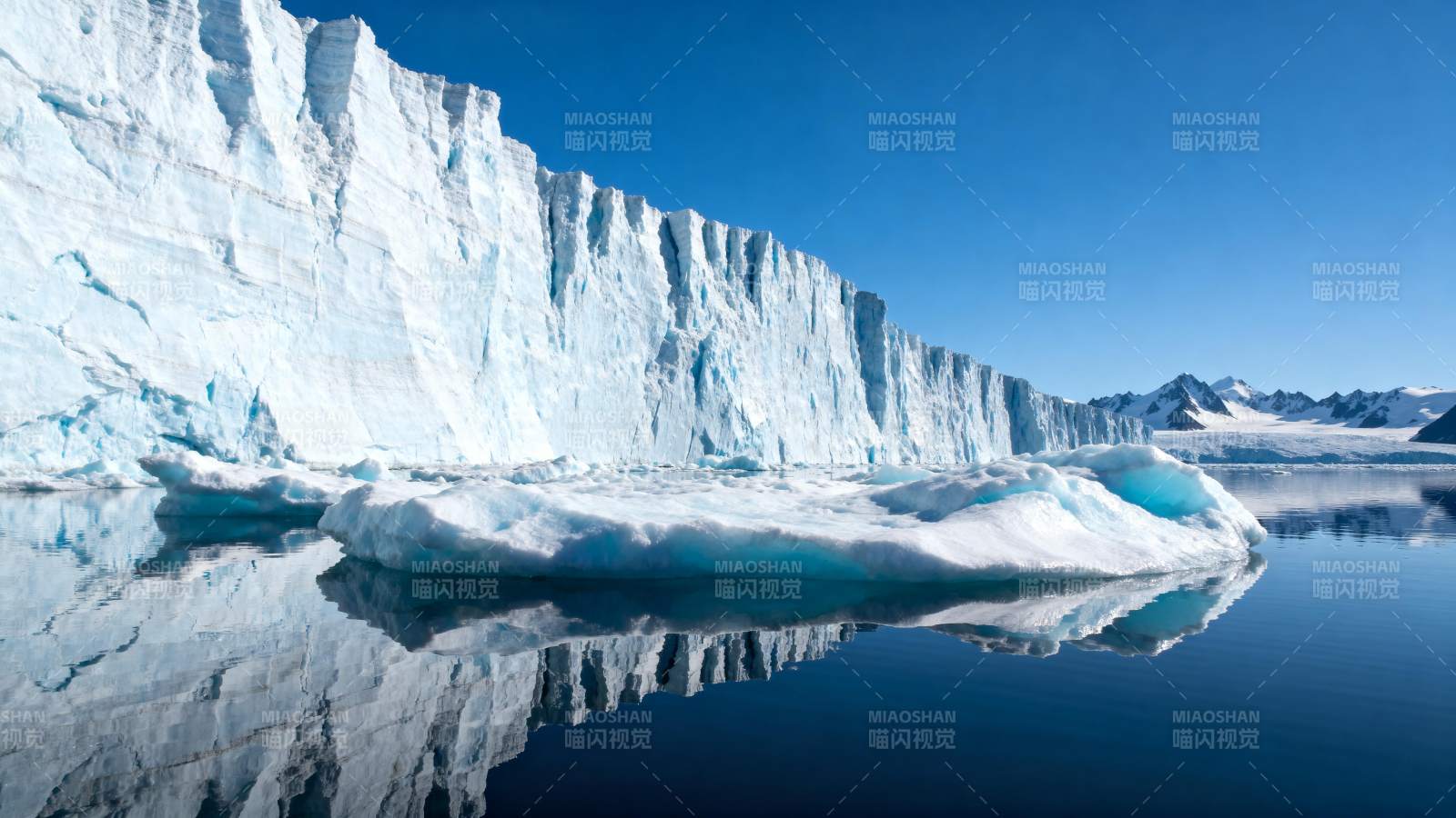冰川倒影 静谧之美图片