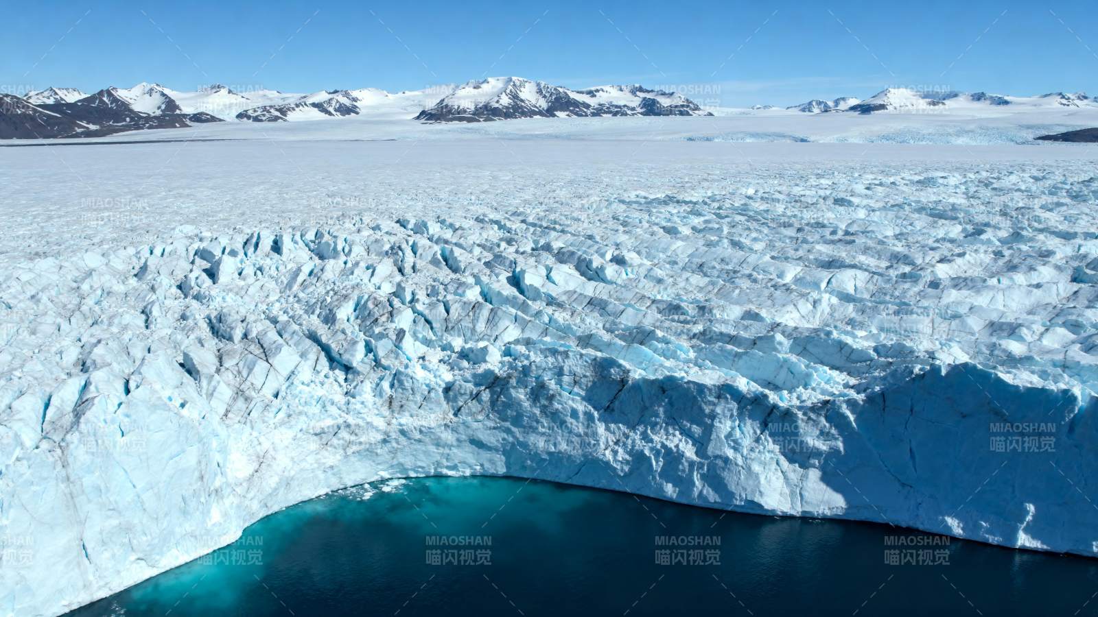 冰川裂隙深潭图片