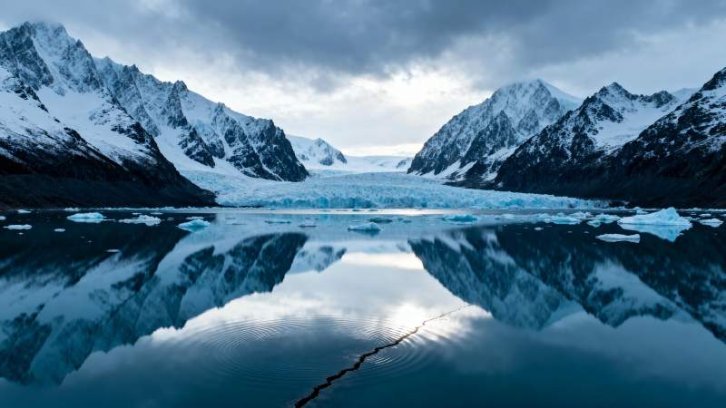 冰川倒影静谧湖图片
