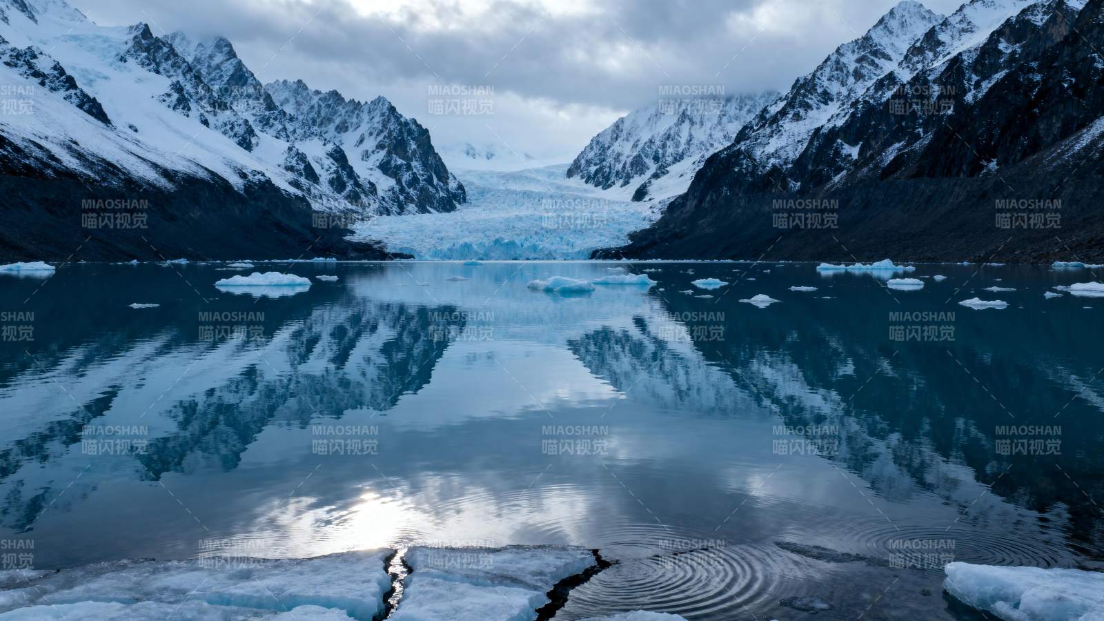雪山湖镜图片