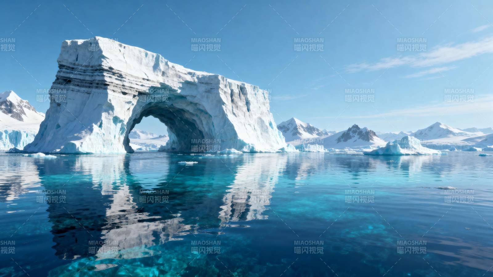 冰山拱门映碧海图片