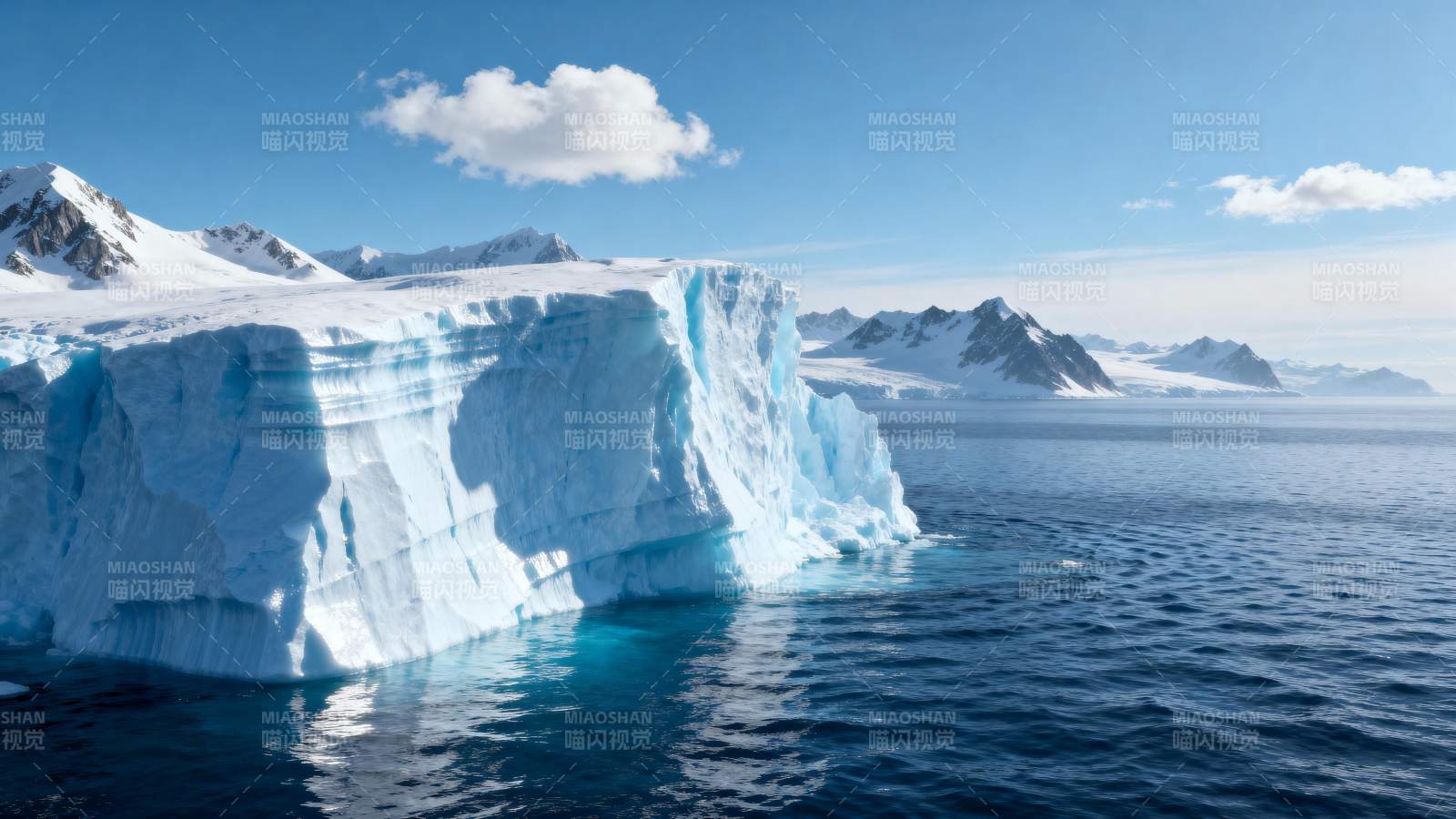 冰山浮于海面图片