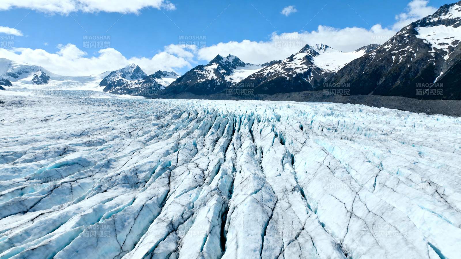 冰川裂痕壮丽景色图片