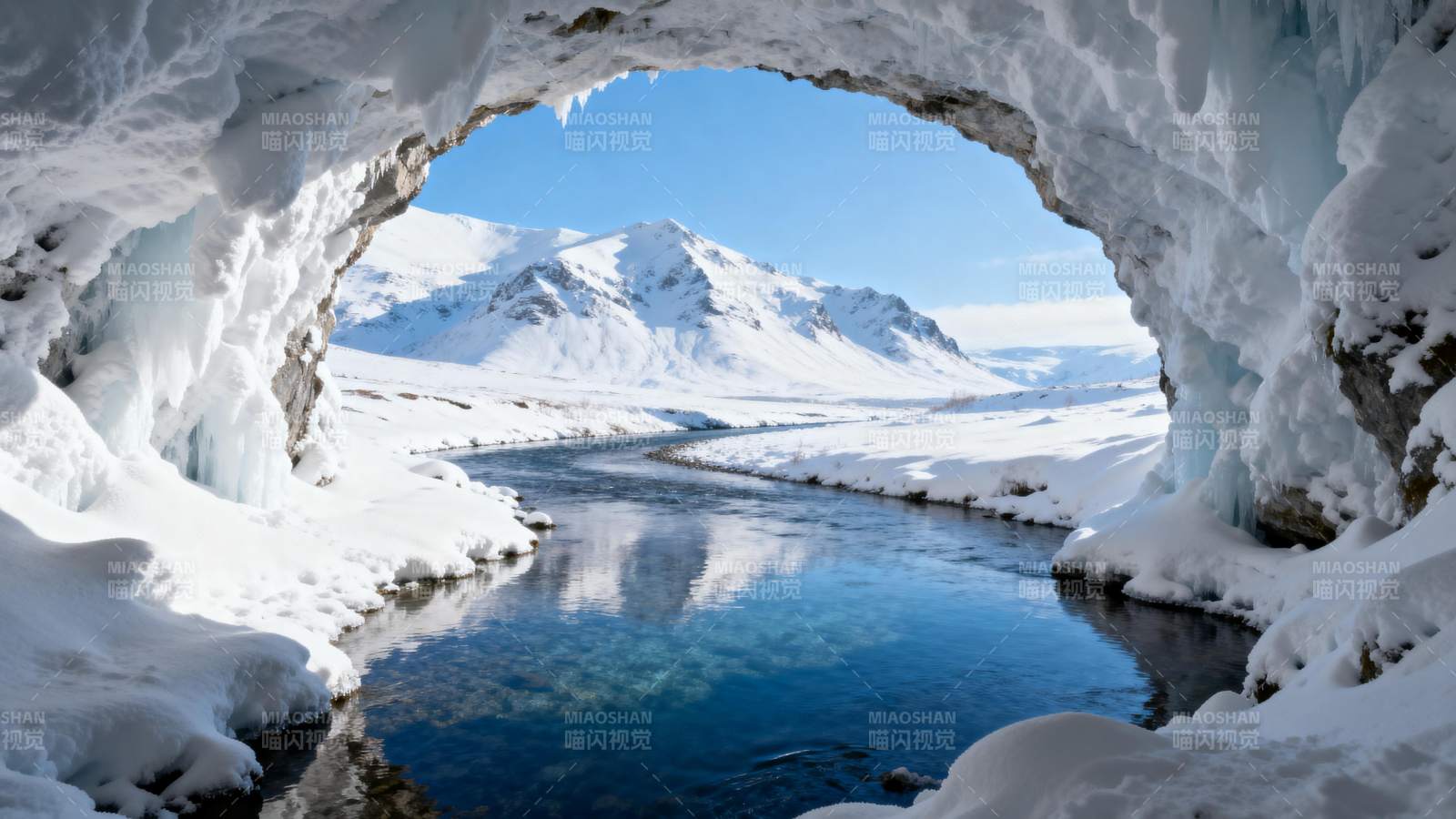 冰洞望雪山图片