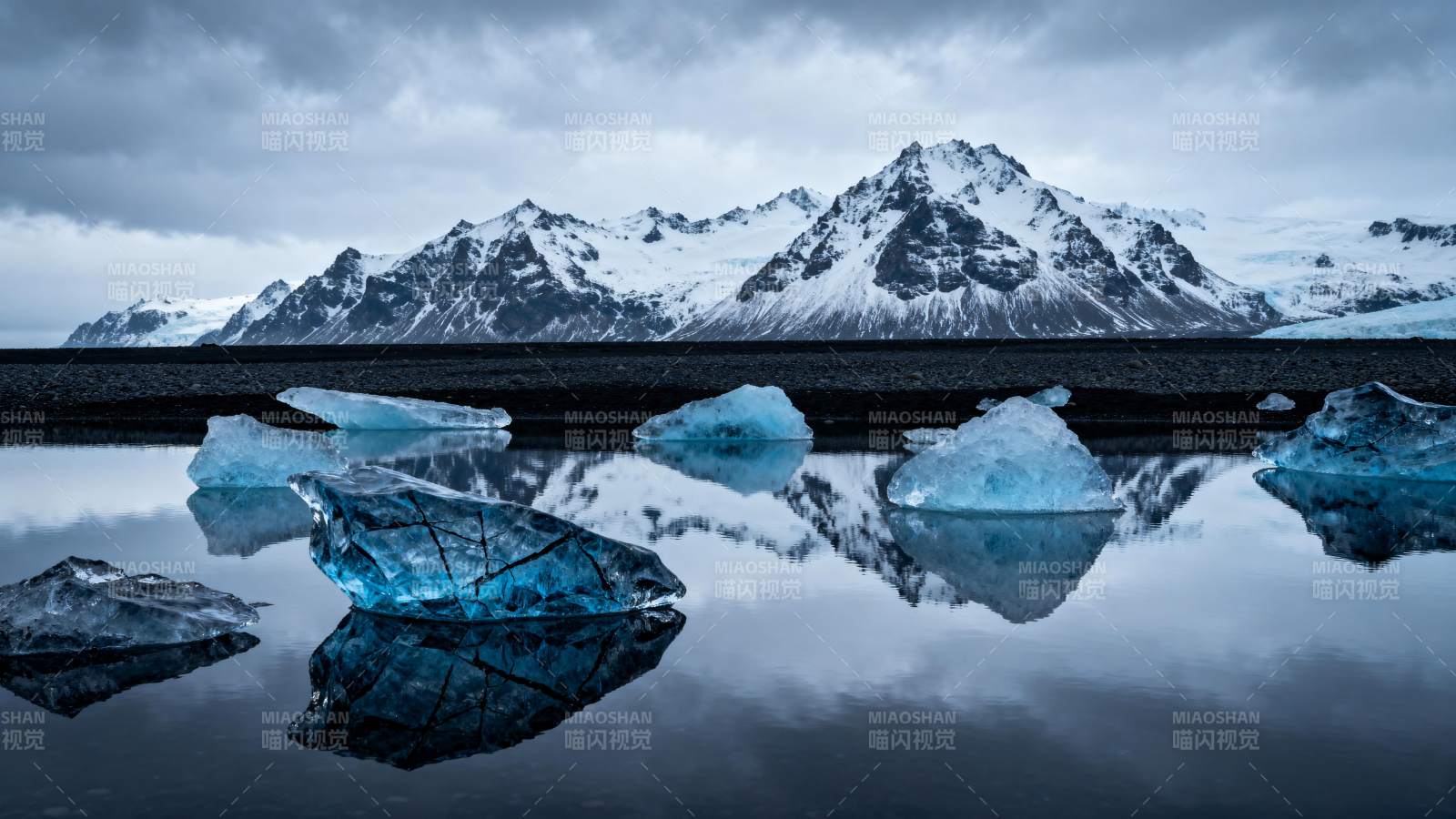 冰川倒影山峦图片