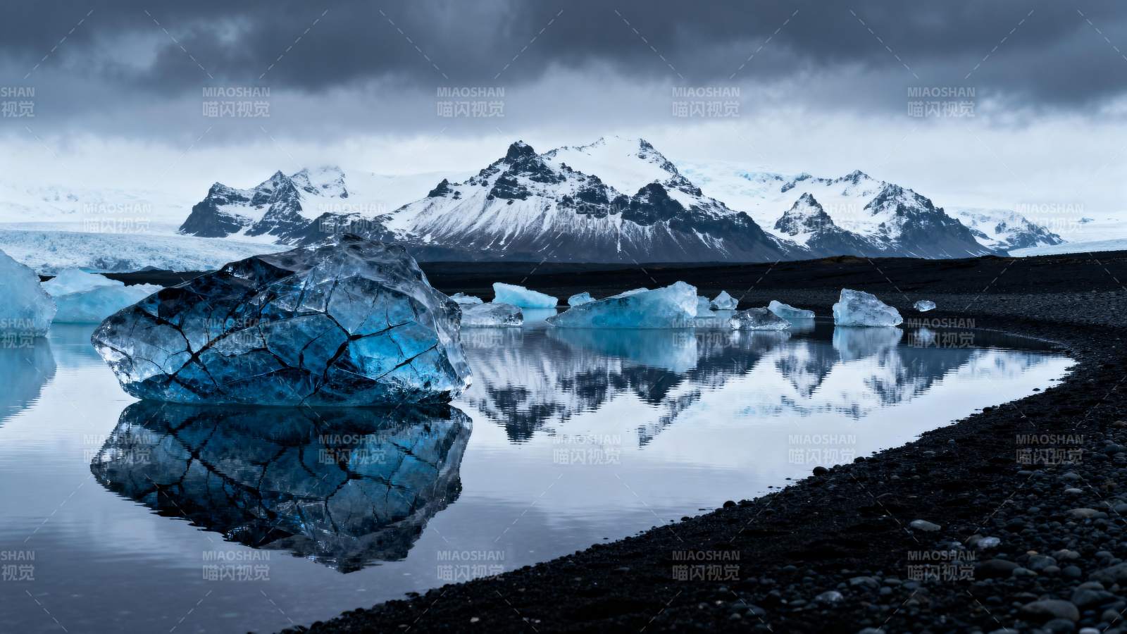 冰川倒影 雪山静谧图片