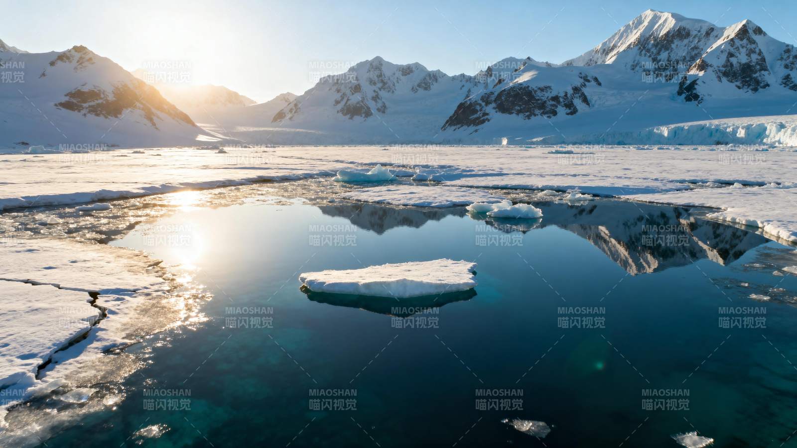 极地冰川倒影图片