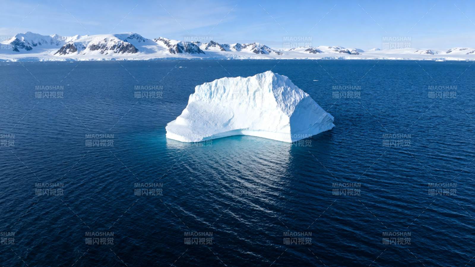 冰山浮于深蓝海面图片