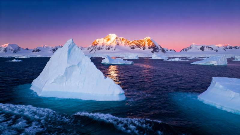 极地冰山日出图片