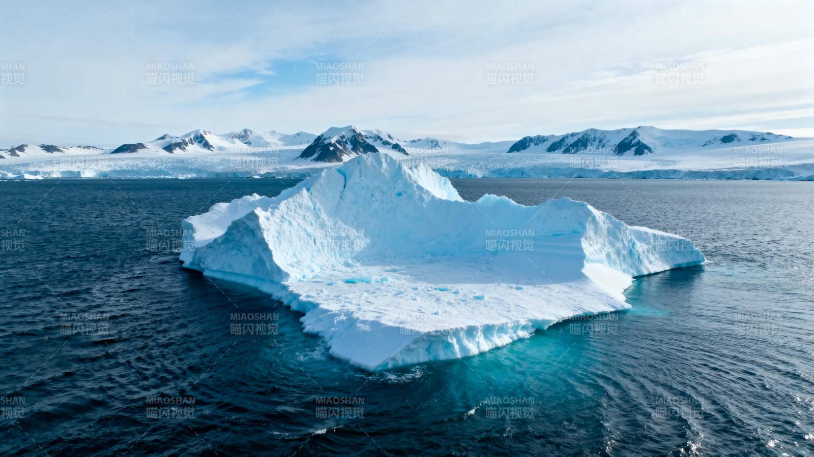 冰山浮于海面图片