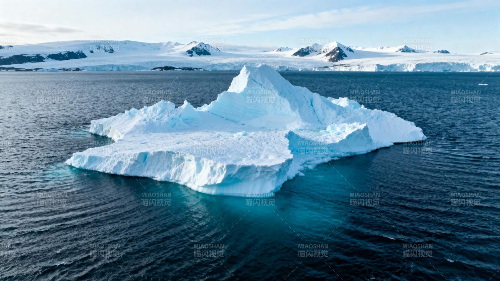 冰山浮于碧海之上图片