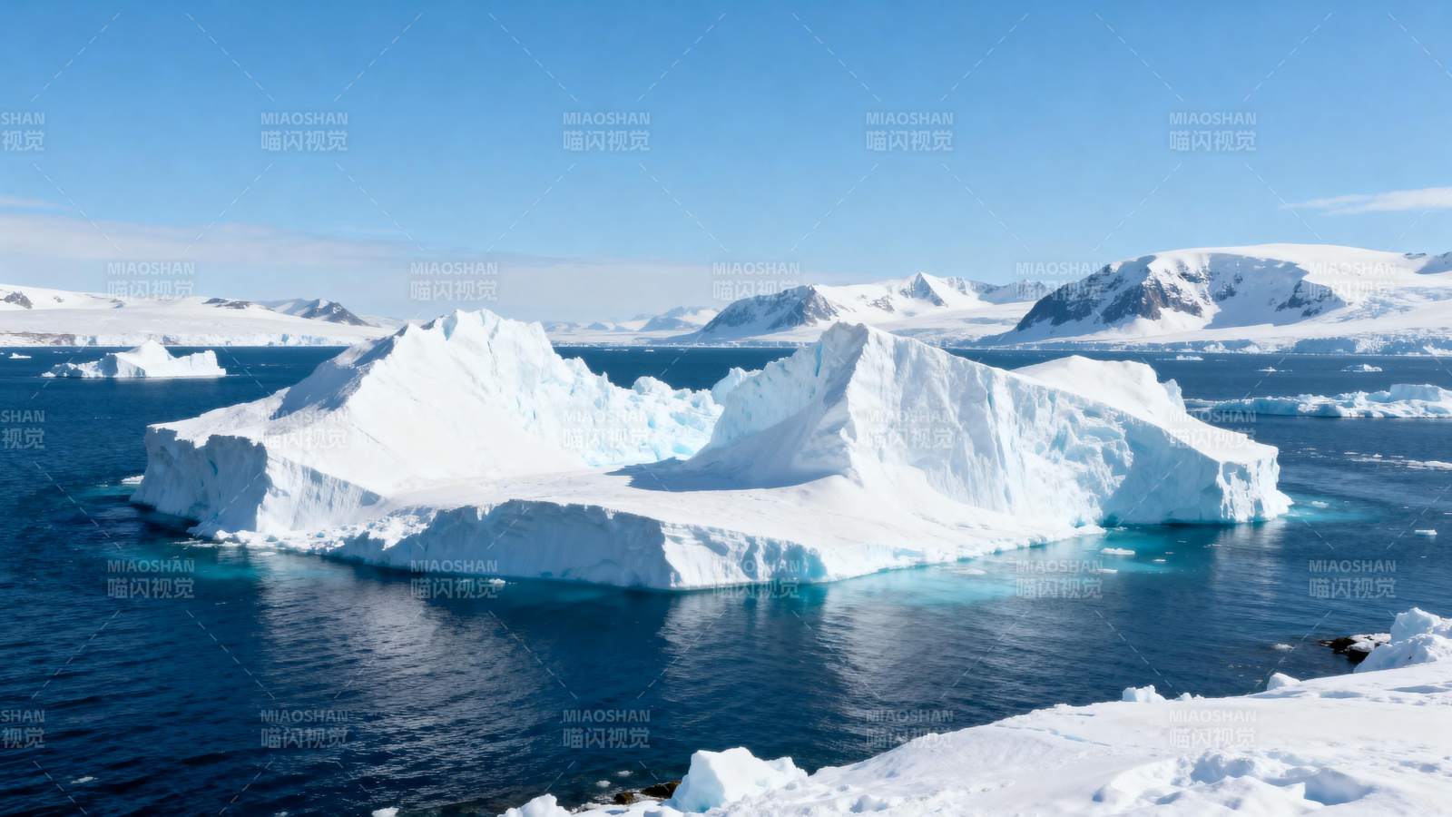 冰山浮于碧海之上图片