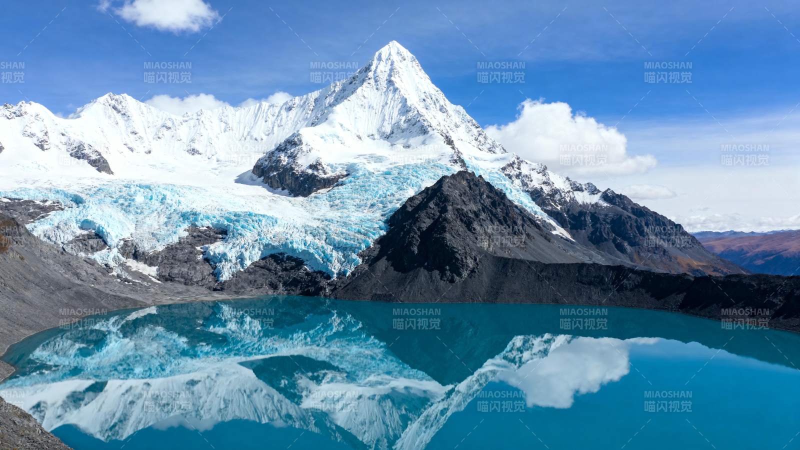 雪山倒影湖中图片