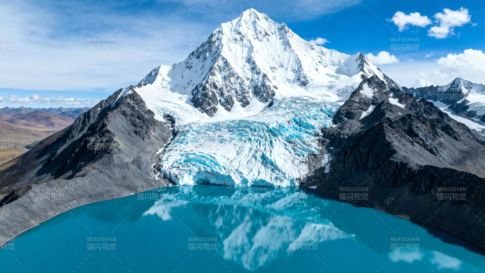 雪山倒映湖中图片