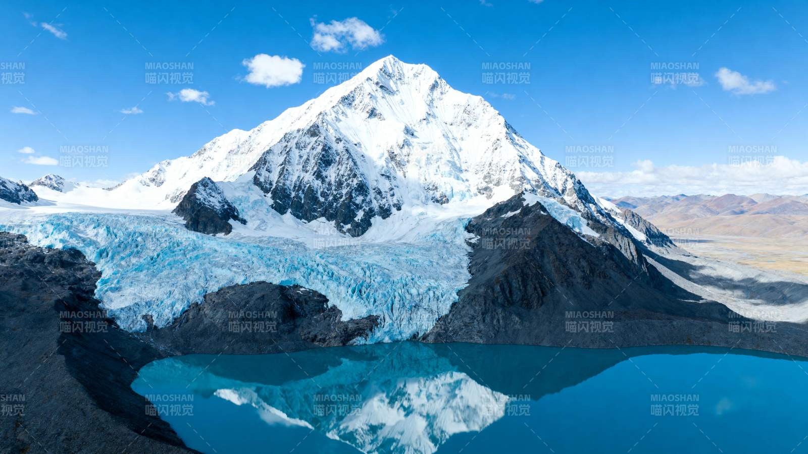 雪山倒映湖中图片