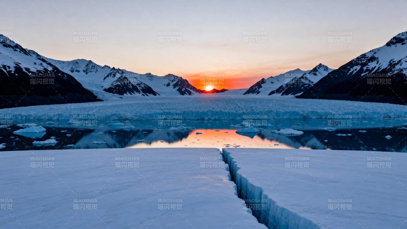 极地冰川日落图片