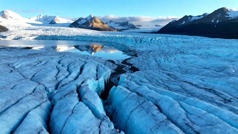 冰川裂隙映雪山图片
