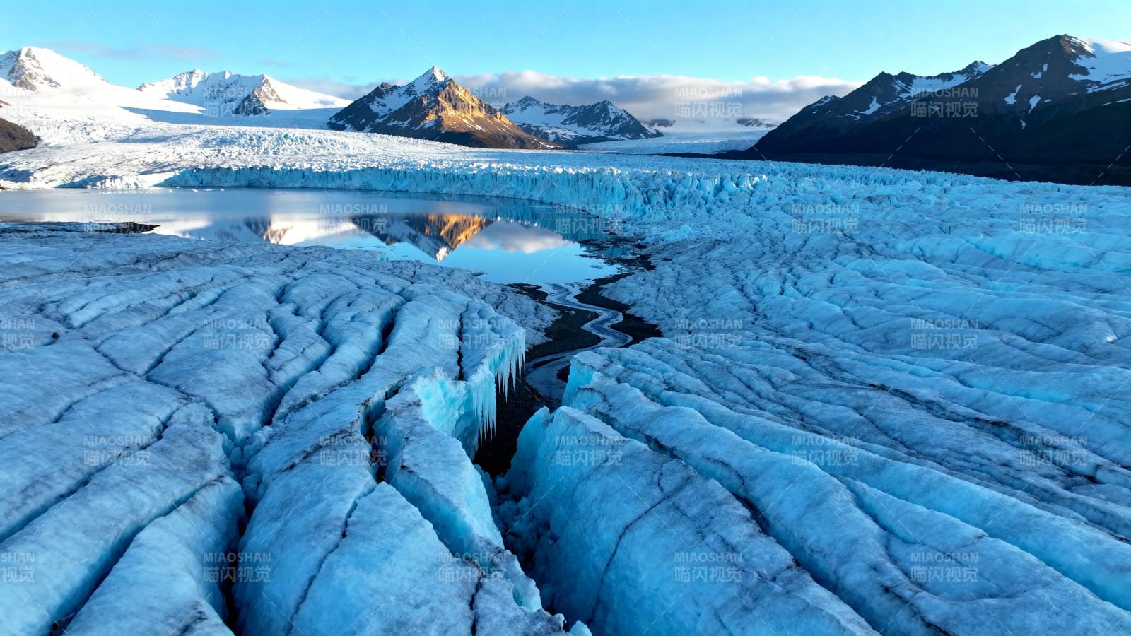 冰川裂隙映雪山图片